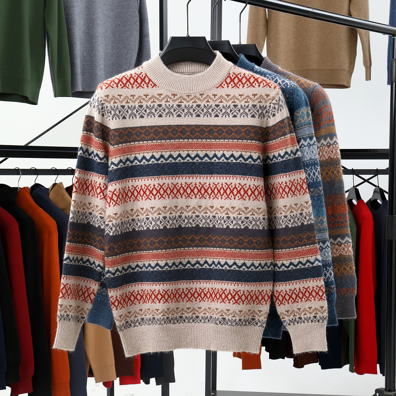 Prugasti džemper s nacionalnim stilom; debeła vunena smjesa (36–40% vuna) i poliester; okrugli izrez; dugi rukavi; prilagođen kroj
