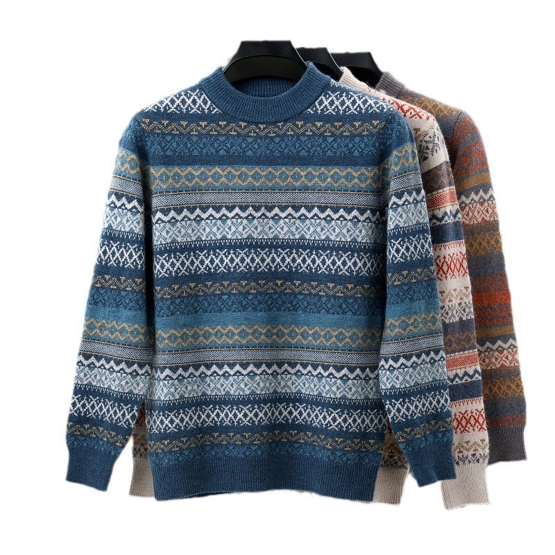 Prugasti džemper s nacionalnim stilom; debeła vunena smjesa (36–40% vuna) i poliester; okrugli izrez; dugi rukavi; prilagođen kroj