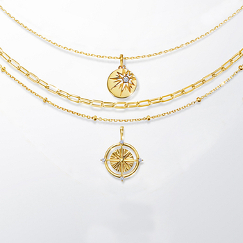 Női nyaklánc geometriás mintával: keresztes-virág medállal, gyémánt megmunkálással arany láncon (Anyag: Arany; Medál anyaga: Arany; Kezelés: Gyémánt; Lánc stílus: Kereszt-virág motívum; Modellezés: Geometriai)