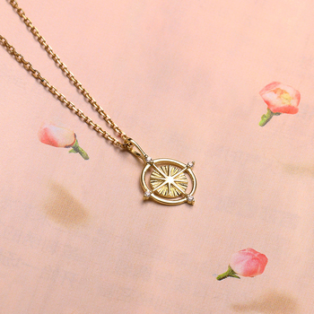 Női nyaklánc geometriás mintával: keresztes-virág medállal, gyémánt megmunkálással arany láncon (Anyag: Arany; Medál anyaga: Arany; Kezelés: Gyémánt; Lánc stílus: Kereszt-virág motívum; Modellezés: Geometriai)