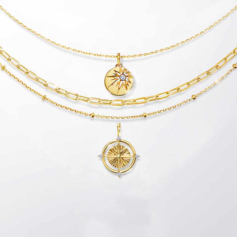 Női nyaklánc geometriás mintával: keresztes-virág medállal, gyémánt megmunkálással arany láncon (Anyag: Arany; Medál anyaga: Arany; Kezelés: Gyémánt; Lánc stílus: Kereszt-virág motívum; Modellezés: Geometriai)