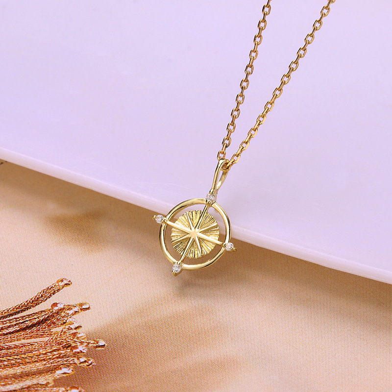 Női nyaklánc geometriás mintával: keresztes-virág medállal, gyémánt megmunkálással arany láncon (Anyag: Arany; Medál anyaga: Arany; Kezelés: Gyémánt; Lánc stílus: Kereszt-virág motívum; Modellezés: Geometriai)