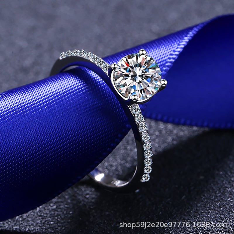 Inel Moissanite 1 ct, argint 925 placat cu aur, montură coroană cu patru gheare