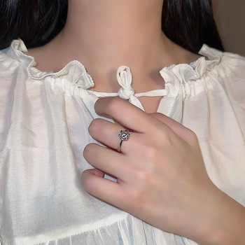 Gyűrű szív alakú hópehely motívummal, fehér réz anyagból, Seiko felületkezelés, nőknek