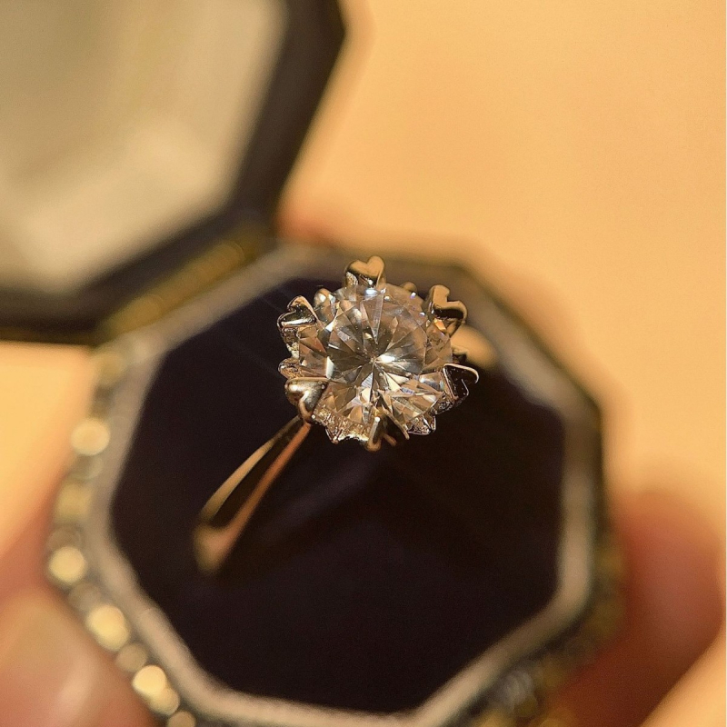 Gyűrű szív alakú hópehely motívummal, fehér réz anyagból, Seiko felületkezelés, nőknek