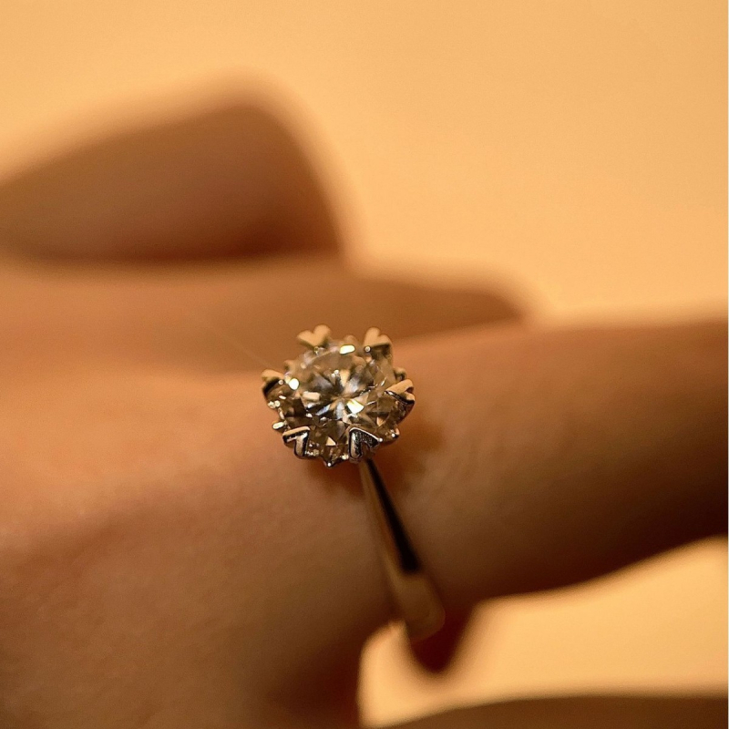 Gyűrű szív alakú hópehely motívummal, fehér réz anyagból, Seiko felületkezelés, nőknek