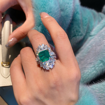 Nyitott gyűrű geometriai mintával, szimulált smaragd és turmalin kövekkel, réz alapanyag, aranyozott kövek, testre szabható