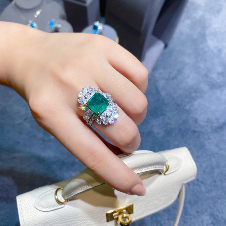 Nyitott gyűrű geometriai mintával, szimulált smaragd és turmalin kövekkel, réz alapanyag, aranyozott kövek, testre szabható