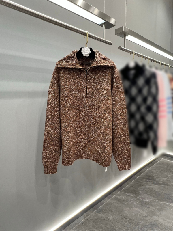 Pulover od smjese vune i kašmira s poluzipom, reverasta ovratnica, dugi rukavi, 76–80% vuna