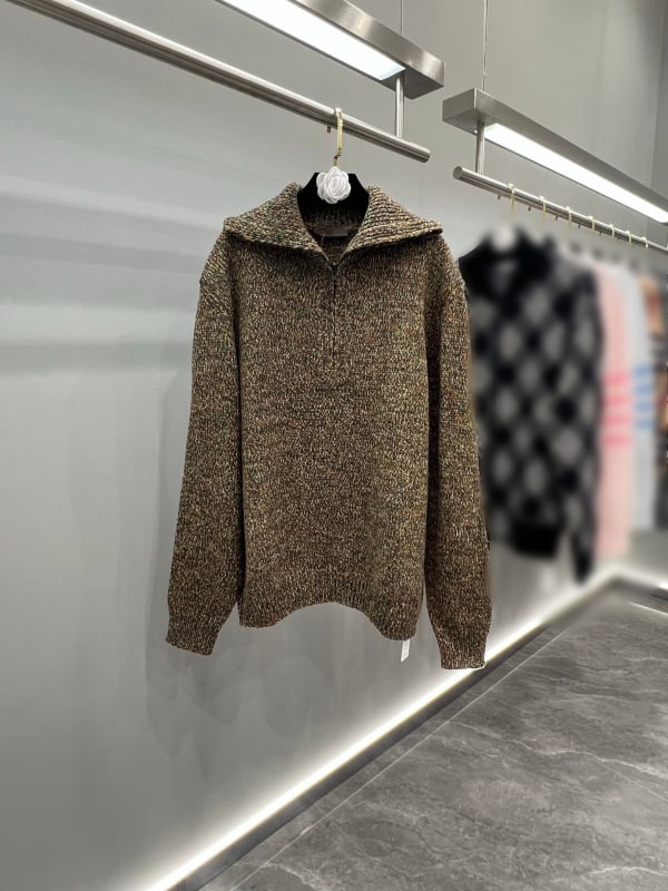 Pulover od smjese vune i kašmira s poluzipom, reverasta ovratnica, dugi rukavi, 76–80% vuna