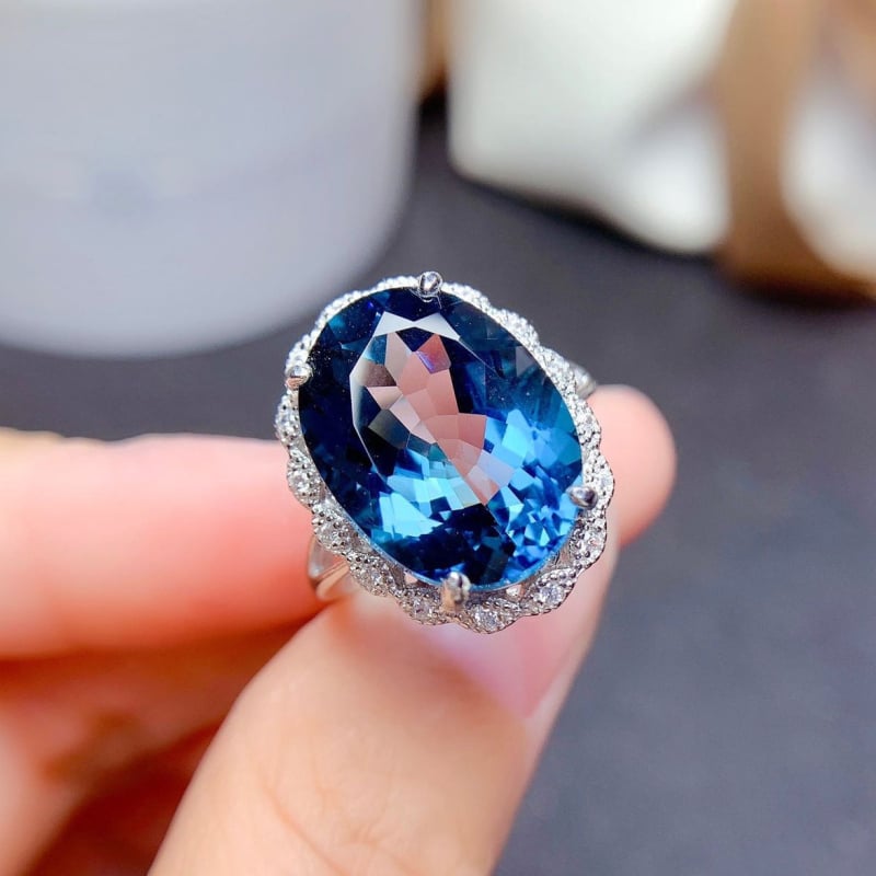 Nyitott gyűrű geometriai stílusú réz anyagból, aranyozott mesterséges kövekkel, testreszabás elérhető