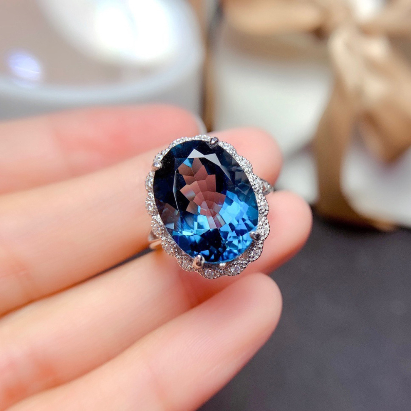 Nyitott gyűrű geometriai stílusú réz anyagból, aranyozott mesterséges kövekkel, testreszabás elérhető