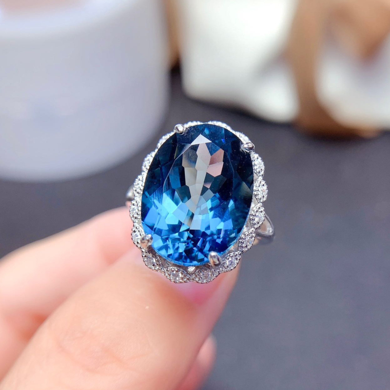 Nyitott gyűrű geometriai stílusú réz anyagból, aranyozott mesterséges kövekkel, testreszabás elérhető