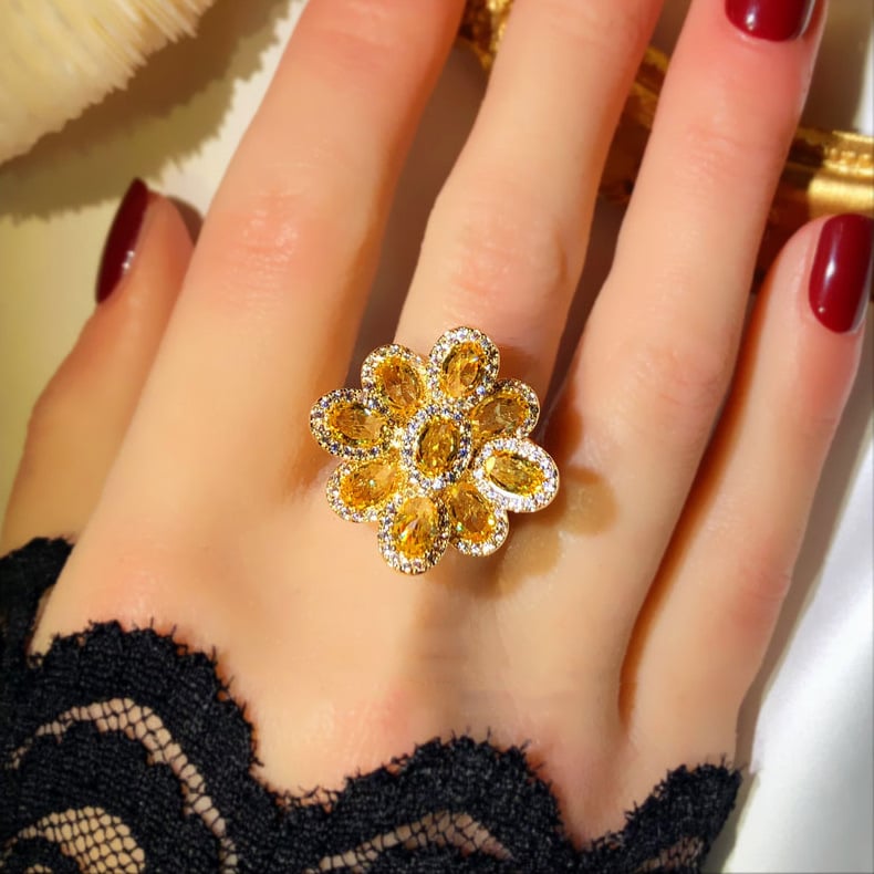 Geometriai formájú réz gyűrű aranyozott mesterséges kövekből készült mozaikkal, Carlochis, testreszabás elérhető