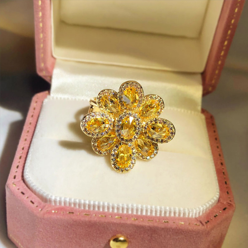 Geometriai formájú réz gyűrű aranyozott mesterséges kövekből készült mozaikkal, Carlochis, testreszabás elérhető