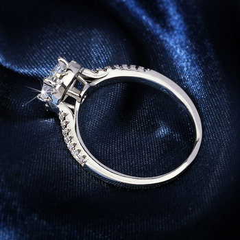 Geometriai mintázatú gyűrű sárgaréz és fehér acél kombinációjából, cirkóni beépítésekkel — női eljegyzési ékszer, fade-ellenálló felület