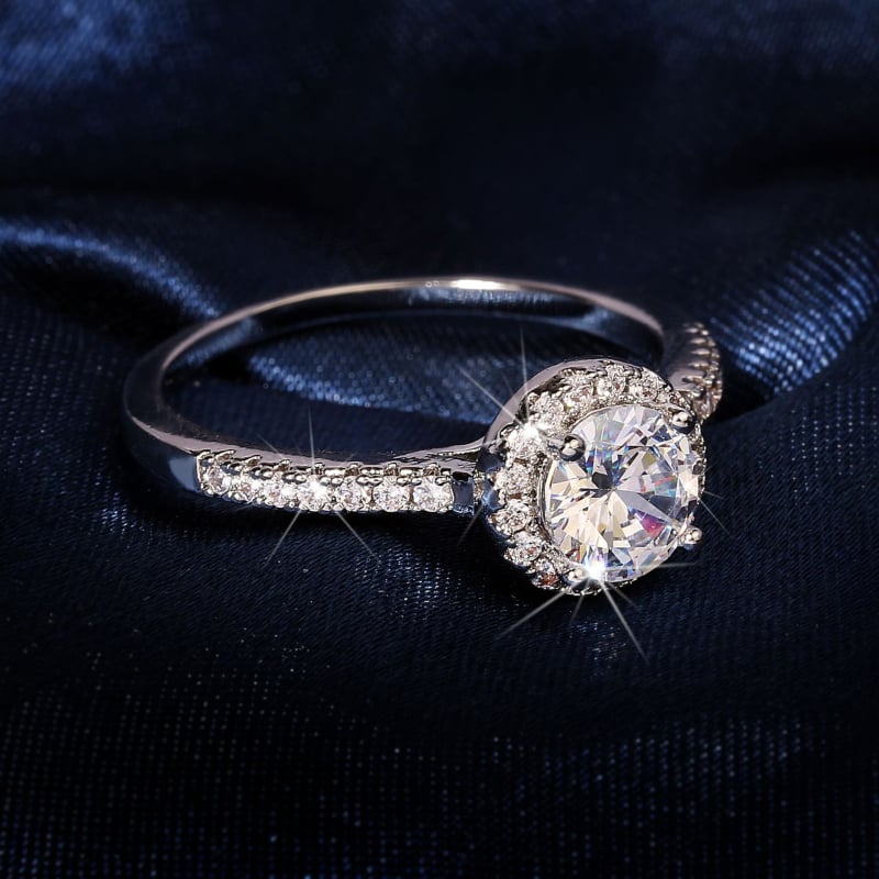 Geometriai mintázatú gyűrű sárgaréz és fehér acél kombinációjából, cirkóni beépítésekkel — női eljegyzési ékszer, fade-ellenálló felület