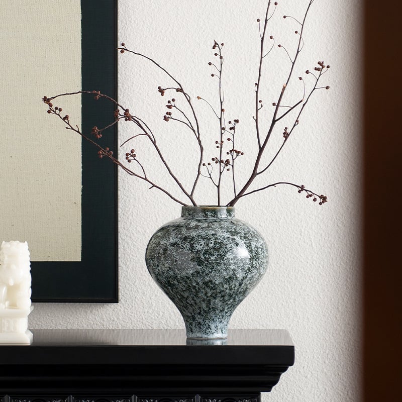 Vas ceramic de la Craftsman thirteen, ambalaj din carton, așezare pe suprafață