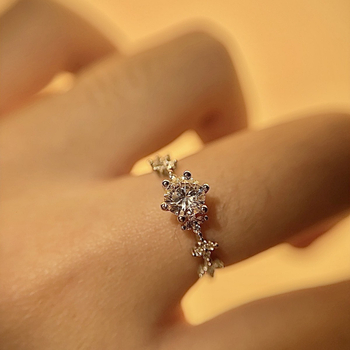 Prsten s romb dizajnom i šestokrakom postavom, cirkon, bakrena osnova, 0.50 ct