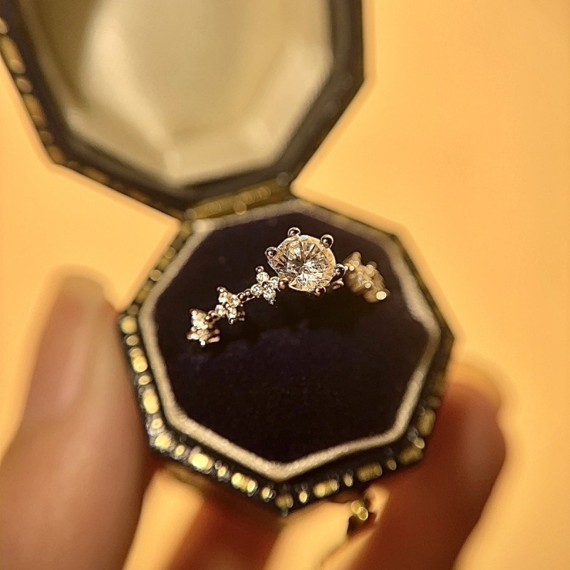 Prsten s romb dizajnom i šestokrakom postavom, cirkon, bakrena osnova, 0.50 ct