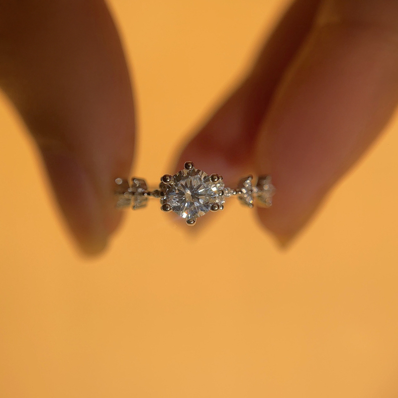 Prsten s romb dizajnom i šestokrakom postavom, cirkon, bakrena osnova, 0.50 ct