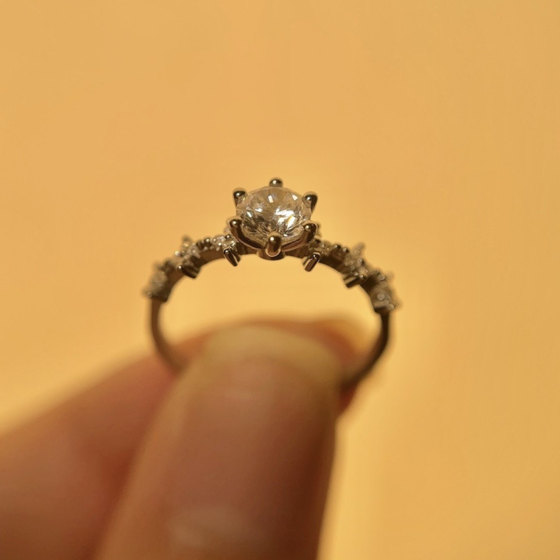 Prsten s romb dizajnom i šestokrakom postavom, cirkon, bakrena osnova, 0.50 ct