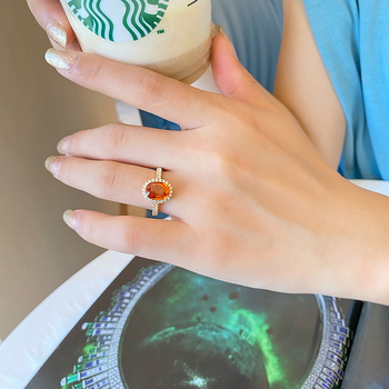 Carlochis réz gyűrű, geometriás stílus, aranyozott mesterséges kövek mozaikja