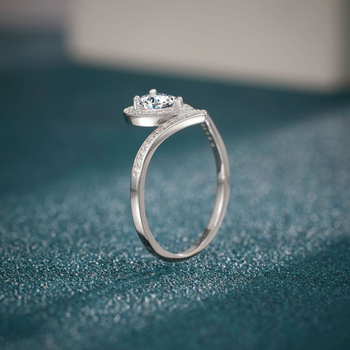 Moissanit gyűrű – Moissanit gyémánt, V alakú korona, geometriai minimalist dizájn
