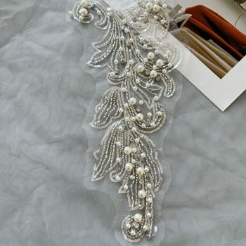 Λουλουδάτη εφαρμογή με χάντρες για νυφικά φορέματα και παλτά; μεγάλο μοτίβο λουλουδιού; υλικά: γυάλινα χάντρες, ρεγιόν και δίχτυ