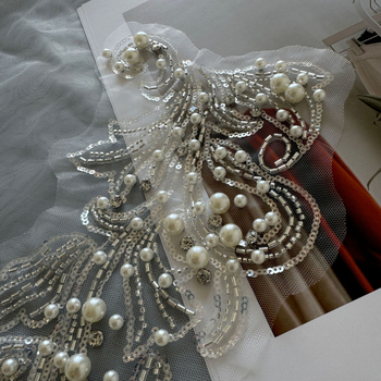 Λουλουδάτη εφαρμογή με χάντρες για νυφικά φορέματα και παλτά; μεγάλο μοτίβο λουλουδιού; υλικά: γυάλινα χάντρες, ρεγιόν και δίχτυ