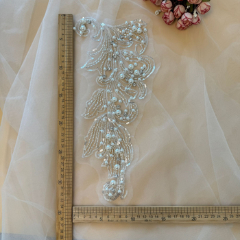 Λουλουδάτη εφαρμογή με χάντρες για νυφικά φορέματα και παλτά; μεγάλο μοτίβο λουλουδιού; υλικά: γυάλινα χάντρες, ρεγιόν και δίχτυ