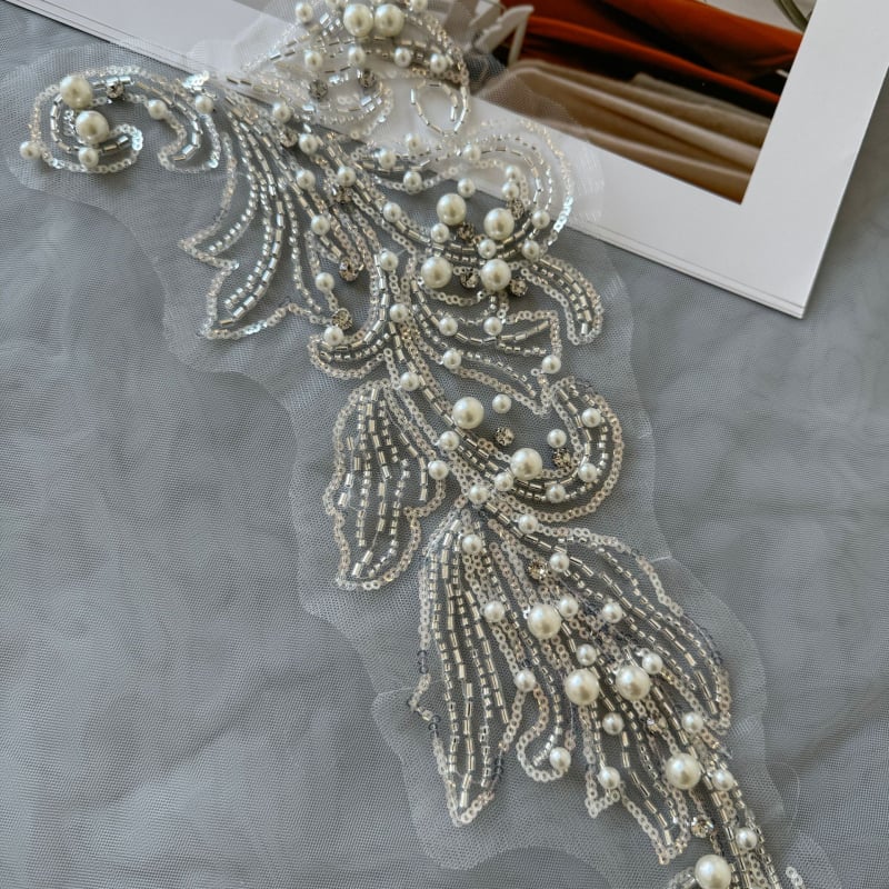 Cvjetna aplikacija s perlama za vjenčanice i kapute; velik cvjetni motiv; materijali: staklene perle, viskoza (rayon) i mreža