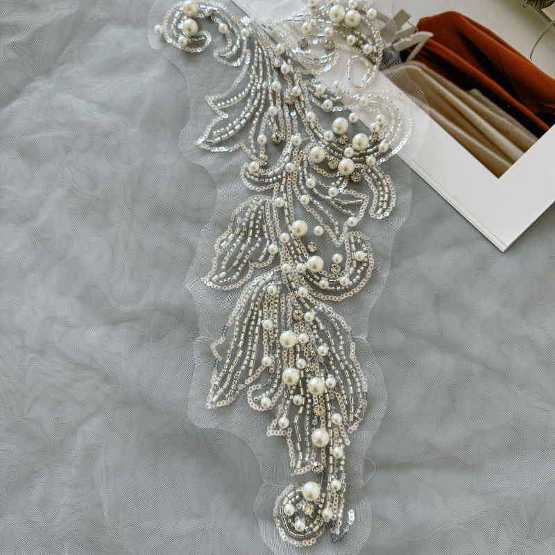 Λουλουδάτη εφαρμογή με χάντρες για νυφικά φορέματα και παλτά; μεγάλο μοτίβο λουλουδιού; υλικά: γυάλινα χάντρες, ρεγιόν και δίχτυ