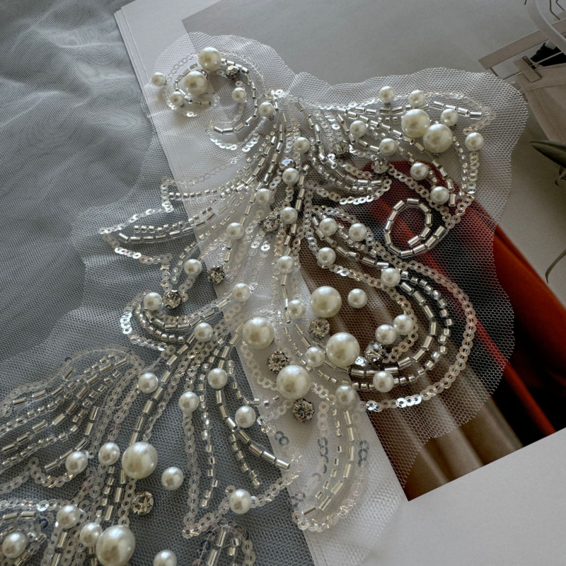 Λουλουδάτη εφαρμογή με χάντρες για νυφικά φορέματα και παλτά; μεγάλο μοτίβο λουλουδιού; υλικά: γυάλινα χάντρες, ρεγιόν και δίχτυ