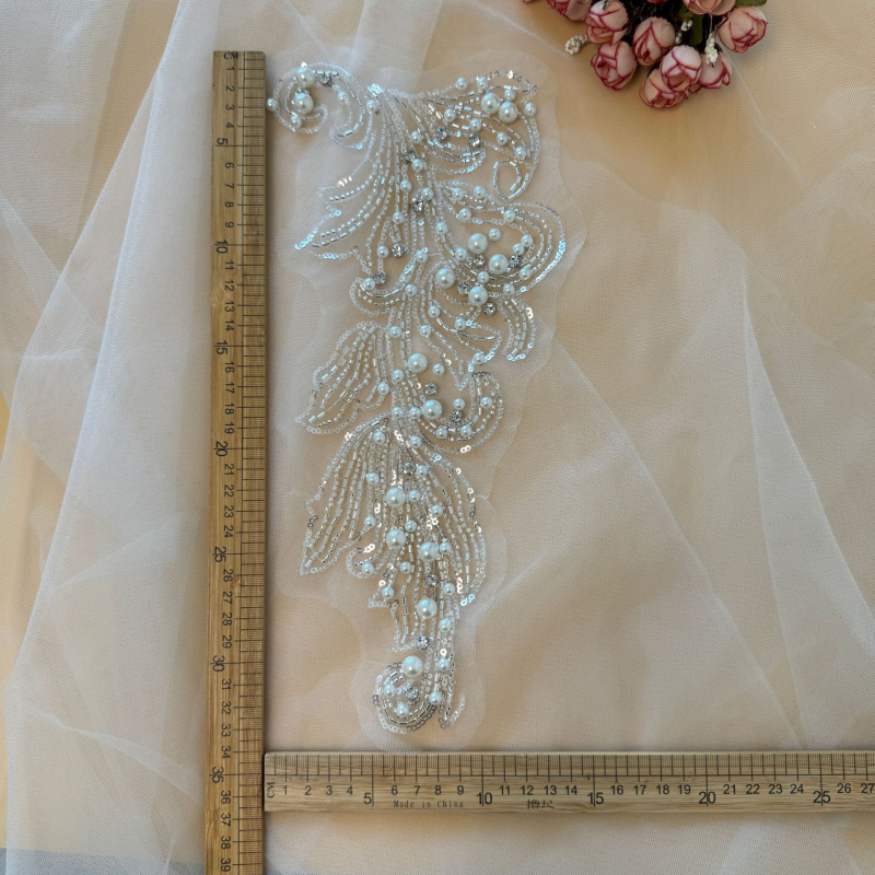 Λουλουδάτη εφαρμογή με χάντρες για νυφικά φορέματα και παλτά; μεγάλο μοτίβο λουλουδιού; υλικά: γυάλινα χάντρες, ρεγιόν και δίχτυ