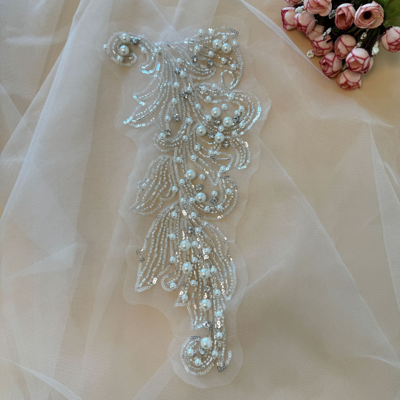 Λουλουδάτη εφαρμογή με χάντρες για νυφικά φορέματα και παλτά; μεγάλο μοτίβο λουλουδιού; υλικά: γυάλινα χάντρες, ρεγιόν και δίχτυ