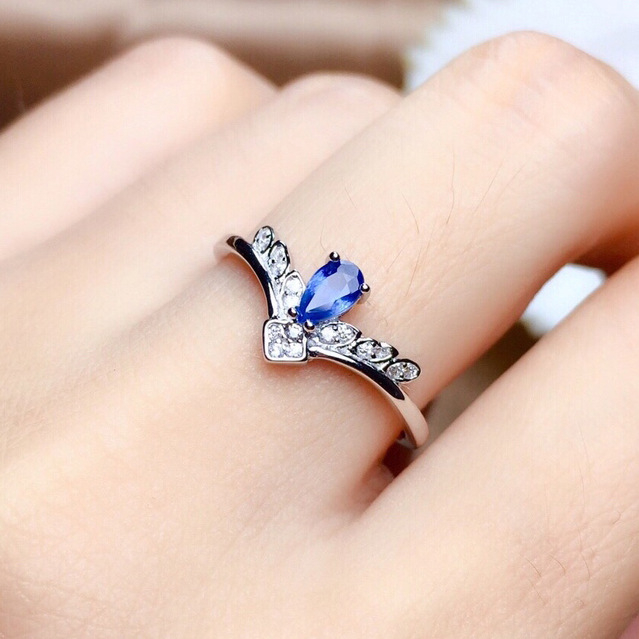 Carlochis gyűrű sötétkék spinellel, csepp alakú, réz alapú, aranyozott féldrágakövekkel, nyitott korona dizájn