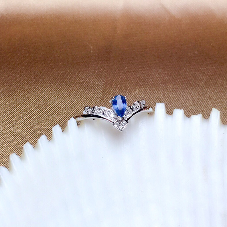 Carlochis gyűrű sötétkék spinellel, csepp alakú, réz alapú, aranyozott féldrágakövekkel, nyitott korona dizájn