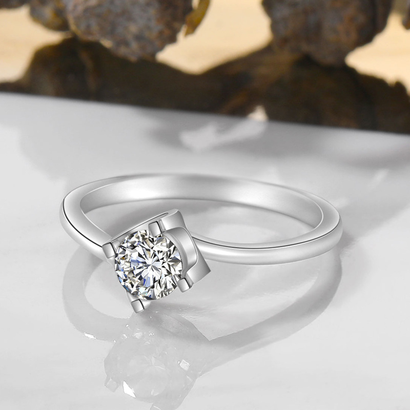 Fehér rézből készült gyűrű cirkóniával, koronás stílus, négy karmok dizájn nőknek