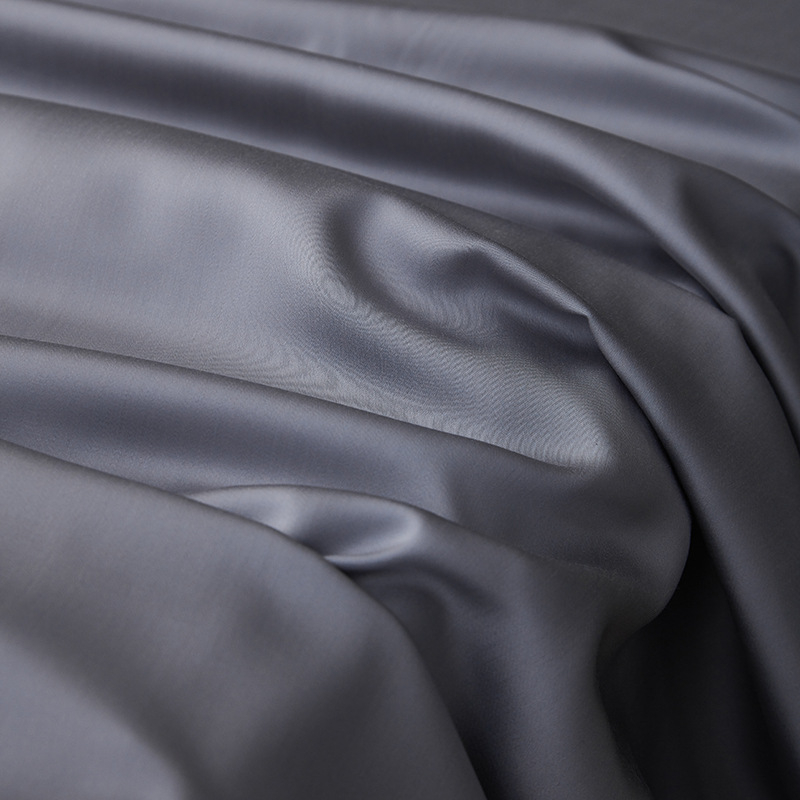 Četverodijelni set posteljine od Tencela, boja tkanina; uključuje prilagođenu plahutu, ravnu plahutu, navlaku za pokrivač i jastučnice