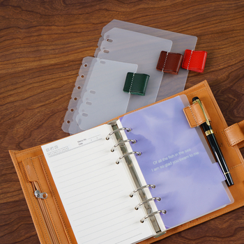 Kožni umetak za olovku s prozirnim PP stranicama, univerzalni šestotvorni registrator, kapacitet 1 list, prilagodljiv logotip