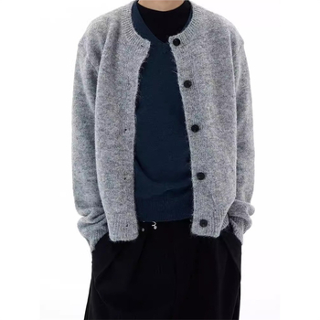 Cardigan tricotat cu nasturi pe față, guler rotund, croială lejeră, mâneci lungi; țesătură din amestec de poliester, 90% poliester.