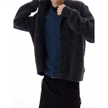 Cardigan tricotat cu nasturi pe față, guler rotund, croială lejeră, mâneci lungi; țesătură din amestec de poliester, 90% poliester.