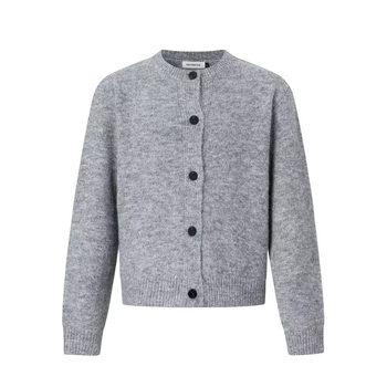 Cardigan tricotat cu nasturi pe față, guler rotund, croială lejeră, mâneci lungi; țesătură din amestec de poliester, 90% poliester.