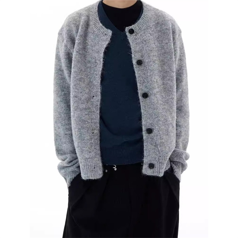 Cardigan tricotat cu nasturi pe față, guler rotund, croială lejeră, mâneci lungi; țesătură din amestec de poliester, 90% poliester.