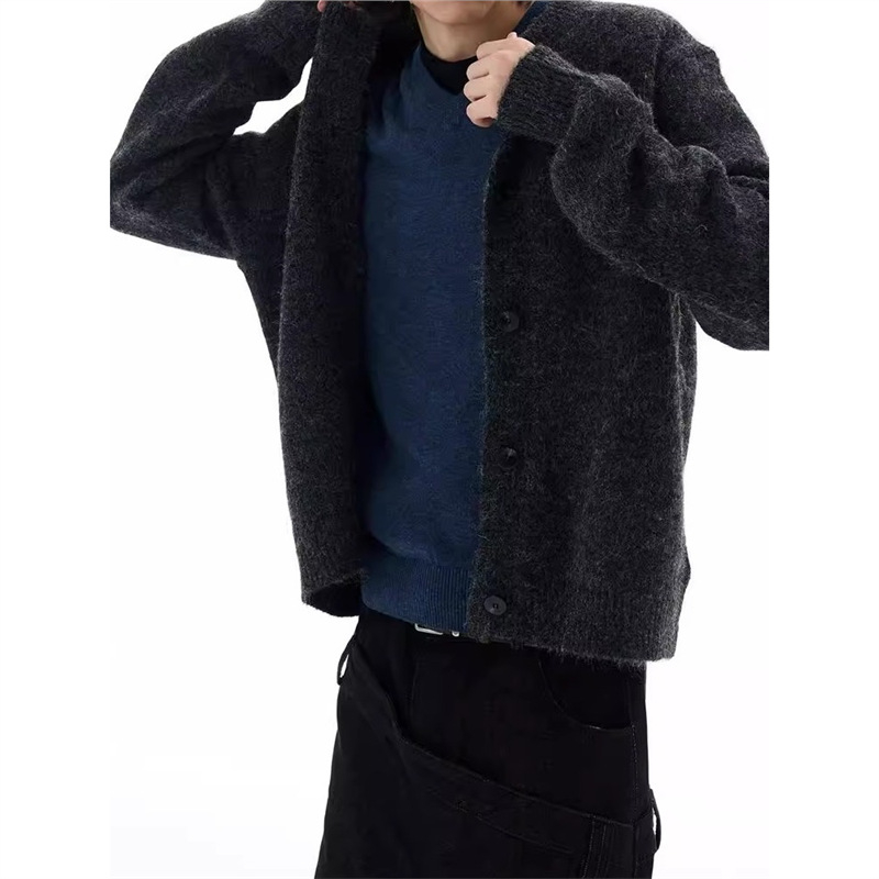 Cardigan tricotat cu nasturi pe față, guler rotund, croială lejeră, mâneci lungi; țesătură din amestec de poliester, 90% poliester.