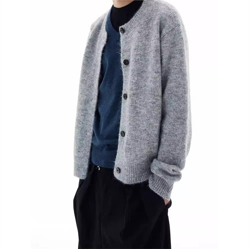 Cardigan tricotat cu nasturi pe față, guler rotund, croială lejeră, mâneci lungi; țesătură din amestec de poliester, 90% poliester.