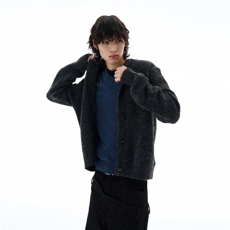 Cardigan tricotat cu nasturi pe față, guler rotund, croială lejeră, mâneci lungi; țesătură din amestec de poliester, 90% poliester.