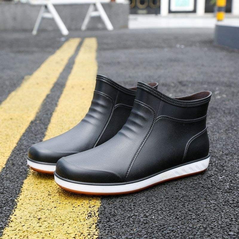 Muške kišne čizme, vodootporne, protuklizne, otporne na habanje, srednje visine, gornji dio od plastike, gumena potplata, za jesen i zimu