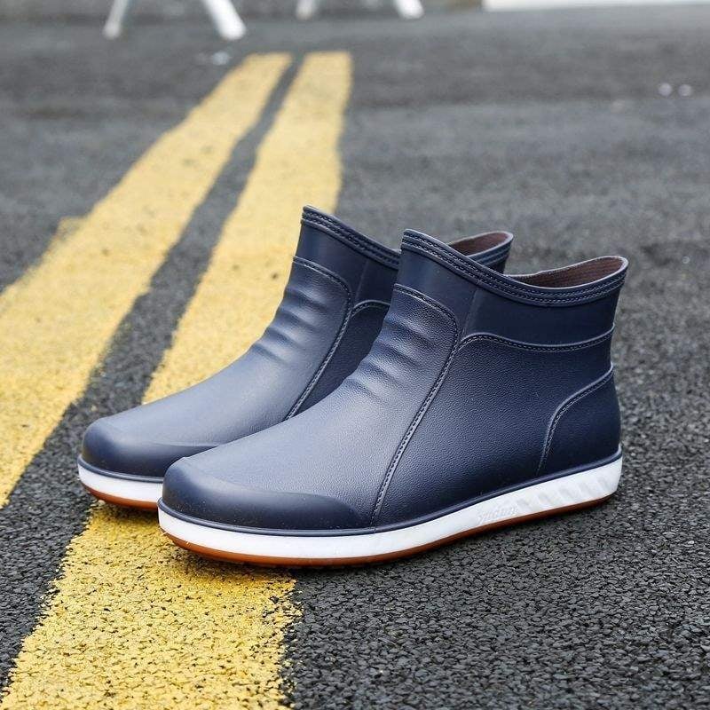 Muške kišne čizme, vodootporne, protuklizne, otporne na habanje, srednje visine, gornji dio od plastike, gumena potplata, za jesen i zimu